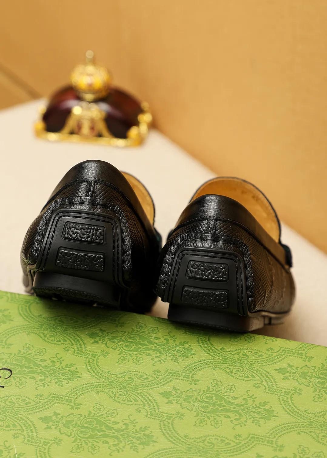 Men's shoes 💰380 💐 Product trademark: GUCCI "Gucci" Doudou shoes Regular size: 38-44 (45.46.47🉑️Customized) Product materials: Selected imported first-layer calfskin embossed upper, imported pig 🐖 leather lining. Strong three-dimensional visual effect, original outsole color: 1⃣️color optional